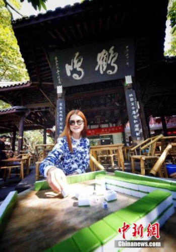 《哈利·波特》系列電影中“哈利·波特”女友“金妮·韋斯萊”一角扮演者邦妮·懷特體驗地道成都生活，掏耳朵、打麻將、喝功夫茶等給她留下深刻印象。呂強 攝