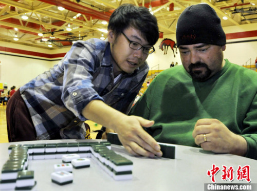 北京時間3月20日，美國東部時間3月19日，普渡大學(xué)孔子學(xué)院與拉法葉學(xué)區(qū)共同舉辦中國文化交流活動——“中國夜”。包餃子、筷子比賽、抖空竹、寫書法、起中文名、猜燈謎、手工剪紙等一系列具有中國特色的互動項目，吸引了不少當(dāng)?shù)氐募议L和孩子們。<a target='_blank' >中新社</a>發(fā) 孔祥嘉 攝