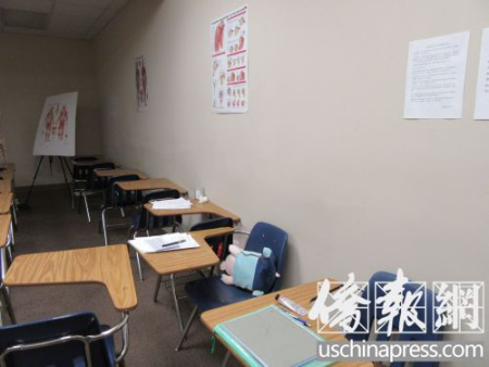 仁愛醫(yī)科大學(xué)按摩學(xué)院一間教室內(nèi)還擺放著學(xué)習(xí)筆記等資料。（僑報(bào)記者翁羽攝）