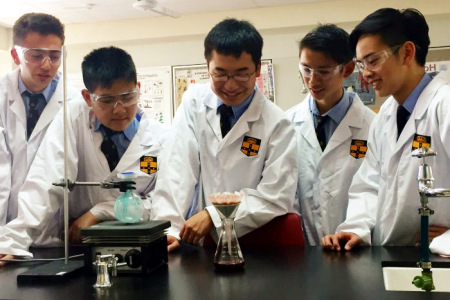 悉尼文法學(xué)校的亞裔學(xué)生們成功合成達(dá)拉匹林。（澳洲廣播公司圖片）