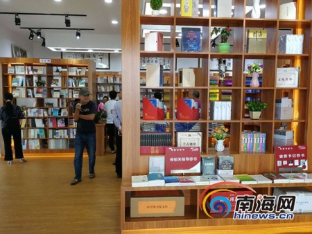 琳瑯滿目的圖書，讓讀者遨游知識的海洋中。通訊員 梁振瑋 攝