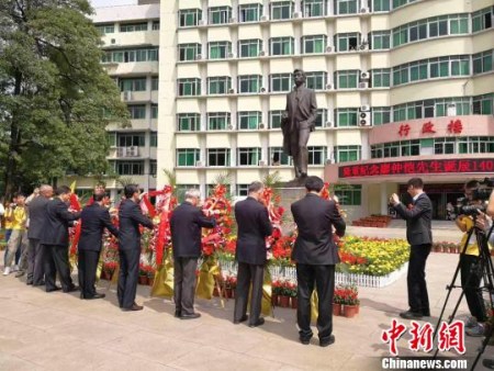 廣東省、港澳臺僑等各界人士向廖仲愷銅像敬獻花籃，并致三鞠躬?！≡S青青 攝