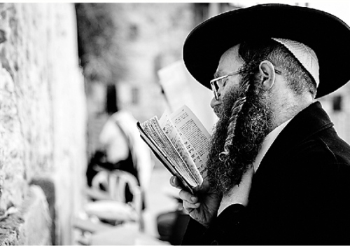 西墻腳下祈禱的教徒。