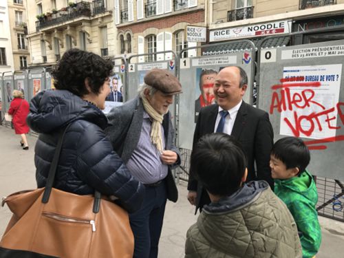 陳文雄參加投票。(法國(guó)《歐洲時(shí)報(bào)》/黃冠杰 攝)