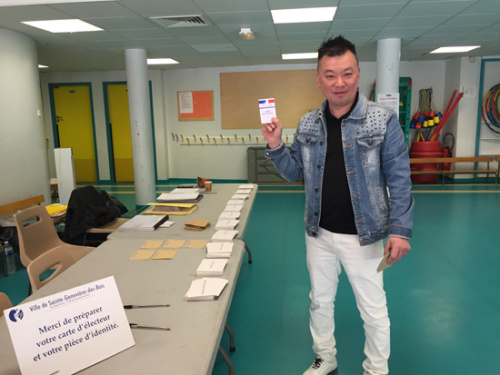 在投票站，胡國(guó)榮還帶來(lái)了自己太太的委托選票。((法國(guó)《歐洲時(shí)報(bào)》/孔帆 攝)