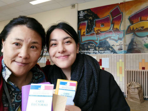 鞠麗雅對(duì)記者說(shuō)，這是她女兒雨蘭的第一次投票。(法國(guó)《歐洲時(shí)報(bào)》/孔帆 攝)