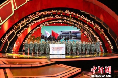 三〇二醫(yī)院援塞醫(yī)療隊(duì)員唱響《雪白的愛》?！±瞵?攝