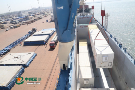 火箭分段集裝箱陸續(xù)登船。蔣雷 攝