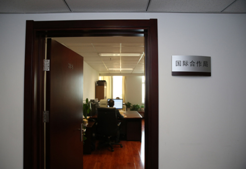 中央紀委國際合作局作為中央追逃辦辦事機構(gòu)，承擔具體工作。（中央紀委監(jiān)察部網(wǎng)站 肖磊濤 攝）