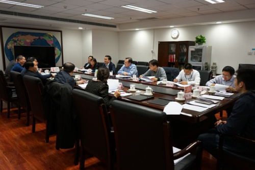 中央追逃辦組織各成員單位召開案件協(xié)調(diào)會，協(xié)調(diào)解決追逃追贓過程中遇到的困難和問題。