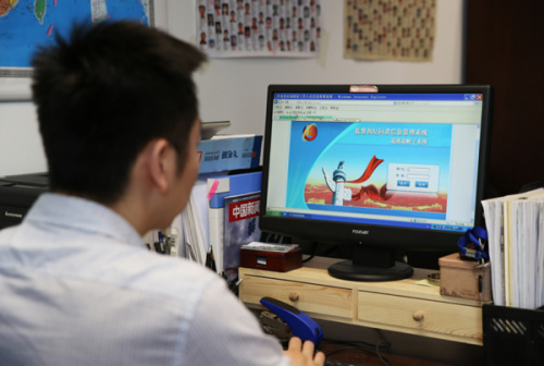 為摸清外逃人員底數(shù)，及時掌握外逃人員信息，中央追逃辦建立了“監(jiān)督執(zhí)紀問責信息管理系統(tǒng)追逃追贓子系統(tǒng)”。(中央紀委監(jiān)察部網(wǎng)站 肖磊濤 攝)