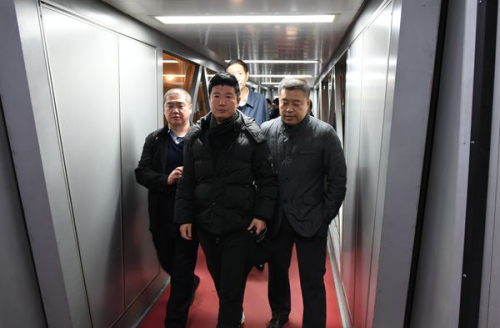 2016年11月12日，潛逃海外15年之久的閆永明回國(guó)投案自首。(中央紀(jì)委監(jiān)察部網(wǎng)站 張祎鑫 攝)