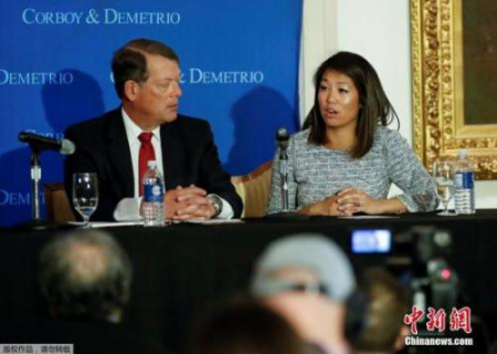 遭暴力驅(qū)逐的美國聯(lián)合航空公司亞裔乘客陶大衛(wèi)的女兒和代表律師，4月13日在芝加哥工會聯(lián)盟俱樂部召開新聞發(fā)布會，公布了陶大衛(wèi)的傷情，并表示在調(diào)查工作完成后將提起訴訟。