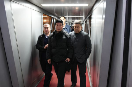 2016年11月12日，潛逃海外15年之久的閆永明回國(guó)投案自首。(中央紀(jì)委監(jiān)察部網(wǎng)站 張祎鑫 攝)