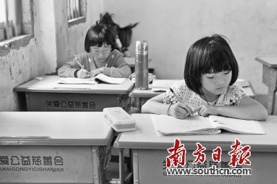 山區(qū)教育資源匱乏，紅場希望小學(xué)僅有的13名老師中，有3名是支教老師。