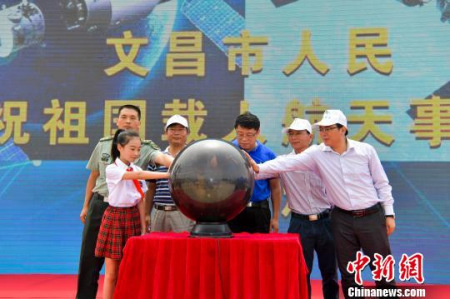 圖為文昌青少年航天繪畫比賽啟動(dòng)儀式。駱云飛 攝