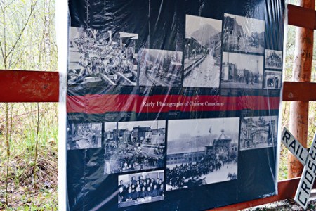 賀普在旅行車營地旁建一亭子，展示本地華人史資料.