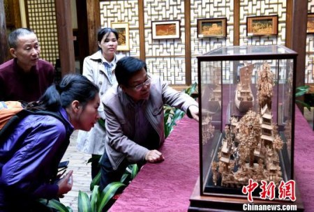 4月25日，“無聲詩 立體畫——福州軟木畫作品展”在福州的福建省海峽民間藝術(shù)館展開幕?！∮浾邉⒖筛?攝