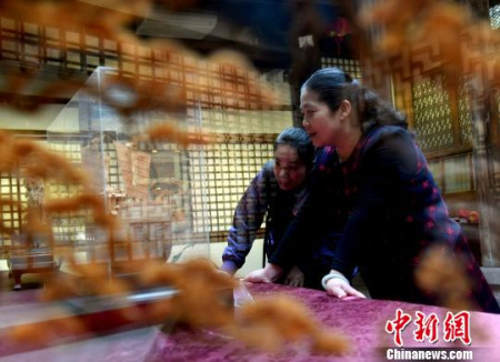 本次展覽共展出吳芝生、吳奕紅、陳秋萍等9位福州軟木畫名家作品59件，吸引觀眾眼球?！∮浾邉⒖筛?攝