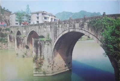 上，最引人注目的是兩側(cè)的石欄桿上，被飾刻成不同的瑞獸祥物的柱頭。 瀟瀟 攝