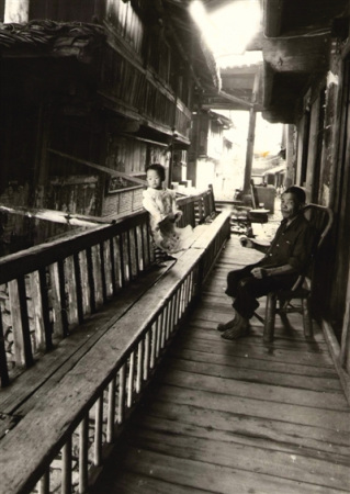 隨處可見(jiàn)的古橋，早已融進(jìn)周圍的山水，融入人們的生活。 蕭云集 攝