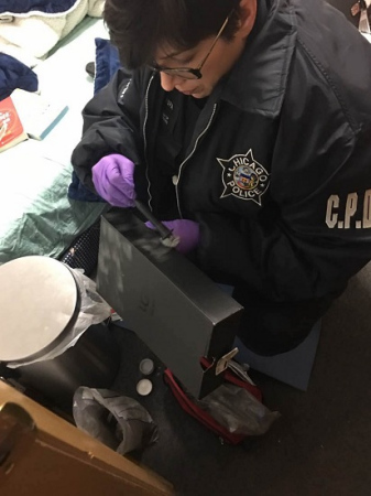 華裔成先生在芝加哥華埠的合租房半月間三度遭竊，警方搜查捕證。(成先生提供) 