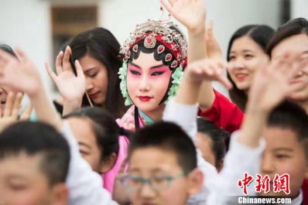 在中國南京，昆曲花旦以戲曲的方式演繹“茉莉花”。　王文溪 攝