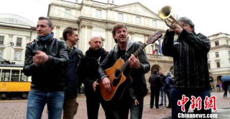 在意大利米蘭，“塞特哥拉尼兄弟”搖滾樂隊以輕搖滾方式用中文演唱“茉莉花”?！⊥跷南?攝