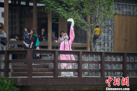 在中國南京，昆曲花旦以戲曲的方式演繹“茉莉花”?！⊥跷南?攝