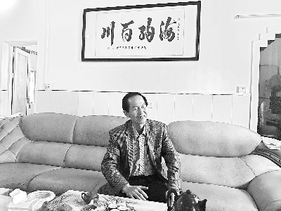 蘇煥成向記者講述攝影趣事。