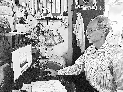 蔡紀昭在網(wǎng)上查看自己的文章。