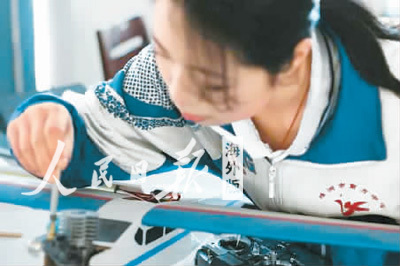 劉樂(lè)宇的愛(ài)好是研究各種航空模型。她即將出國(guó)，希望可以在國(guó)外把研究模型當(dāng)作自己科研的一部分，從而得到大家的認(rèn)可。圖為劉樂(lè)宇在組裝航空模型。