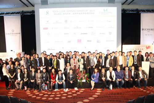 圖為參加第八屆歐洲華人導(dǎo)游大會部分代表聚會一堂，合影留念。(攝影張亮)
