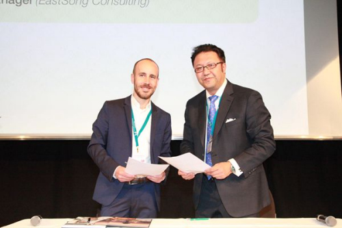 圖為歐洲華人導(dǎo)游大會主席王剛與全球第一大退稅集團公司Globel Blue簽訂了合作備忘錄。(攝影張亮)