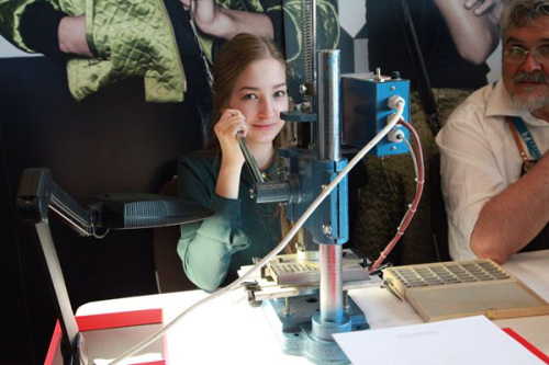 圖為手鏈工藝人為大家表演精致手鏈刻字工藝。