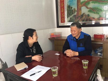 慰問(wèn)僑眷。