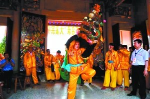 揭西大溪李氏宗祠內(nèi)舞麒麟。