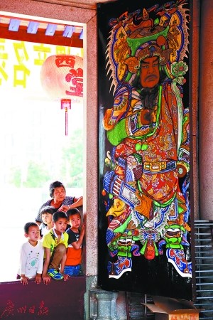 小朋友觀看揭西大溪李氏宗祠內(nèi)舞麒麟。