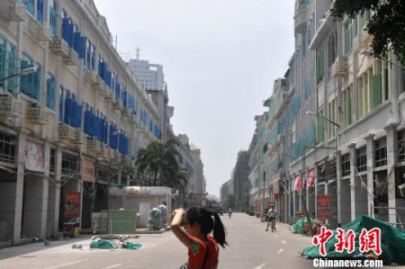 兩旁的騎樓被重新粉刷?！蚊?攝