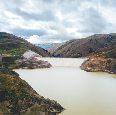 米西庫尼大壩遠(yuǎn)眺。 本報(bào)記者 陳效衛(wèi)攝 