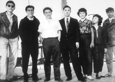 回國時，在輪船上與朋友及船員合影。