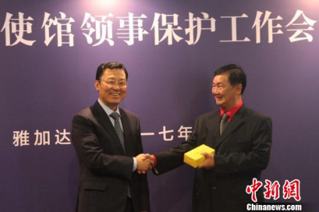 圖為謝鋒為2016年度優(yōu)秀領(lǐng)保聯(lián)絡(luò)員頒獎(jiǎng)。林永傳　攝