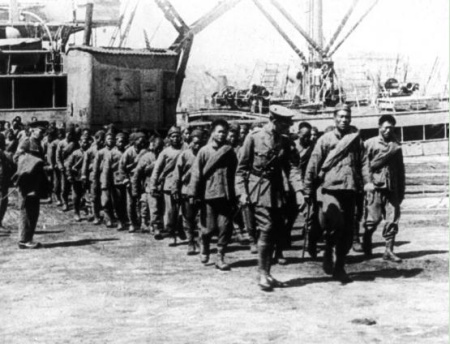 圖：1917年，華工在法國(guó)下船(W J Hawkings收藏)