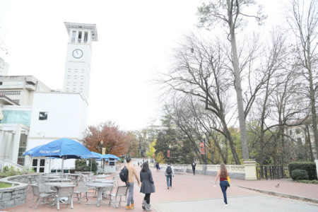 愛(ài)默蕾大學(xué)是亞城都會(huì)區(qū)H1B簽證計(jì)劃中最大的用戶(hù)之一。