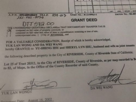 房產(chǎn)交易簽名中除了“Yuk Lan Wong”(王玉蘭)，還有個“Da Wei Wang”(王大偉)。(美國《僑報》摘自房地產(chǎn)交易合同)