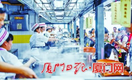 在廈門老字號美食城中，一整排的服務窗口分門別類烹飪傳統(tǒng)小吃，甚是壯觀。