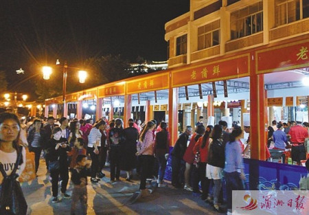 五一假期來媽祖圣地旅游的游客夜間前來光顧。