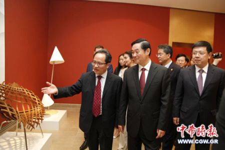 “杭州傳統(tǒng)工藝創(chuàng)新展”亮相希臘。(希臘《中希時(shí)報(bào)》/王洪普 攝)