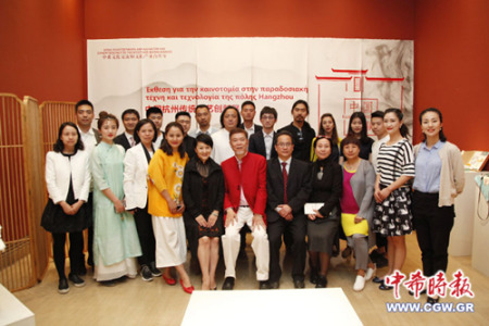 “杭州傳統(tǒng)工藝創(chuàng)新展”亮相希臘。(希臘《中希時(shí)報(bào)》/王洪普 攝)