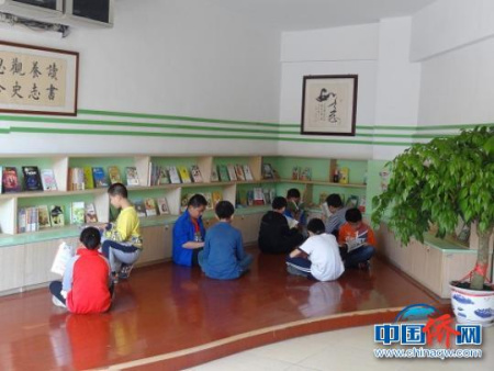 學(xué)生們?cè)谡J(rèn)真閱讀。杜曉珊 攝